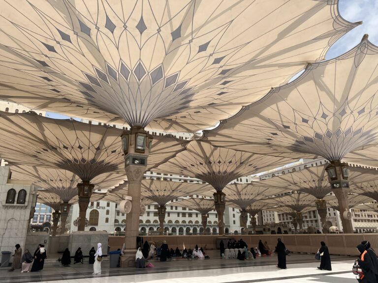 People and architecture at Al Masjid an Nabawi